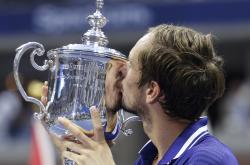 开云体育APP下载-包含德国网球队横扫世界网球队，梅德韦杰夫关键制胜的词条