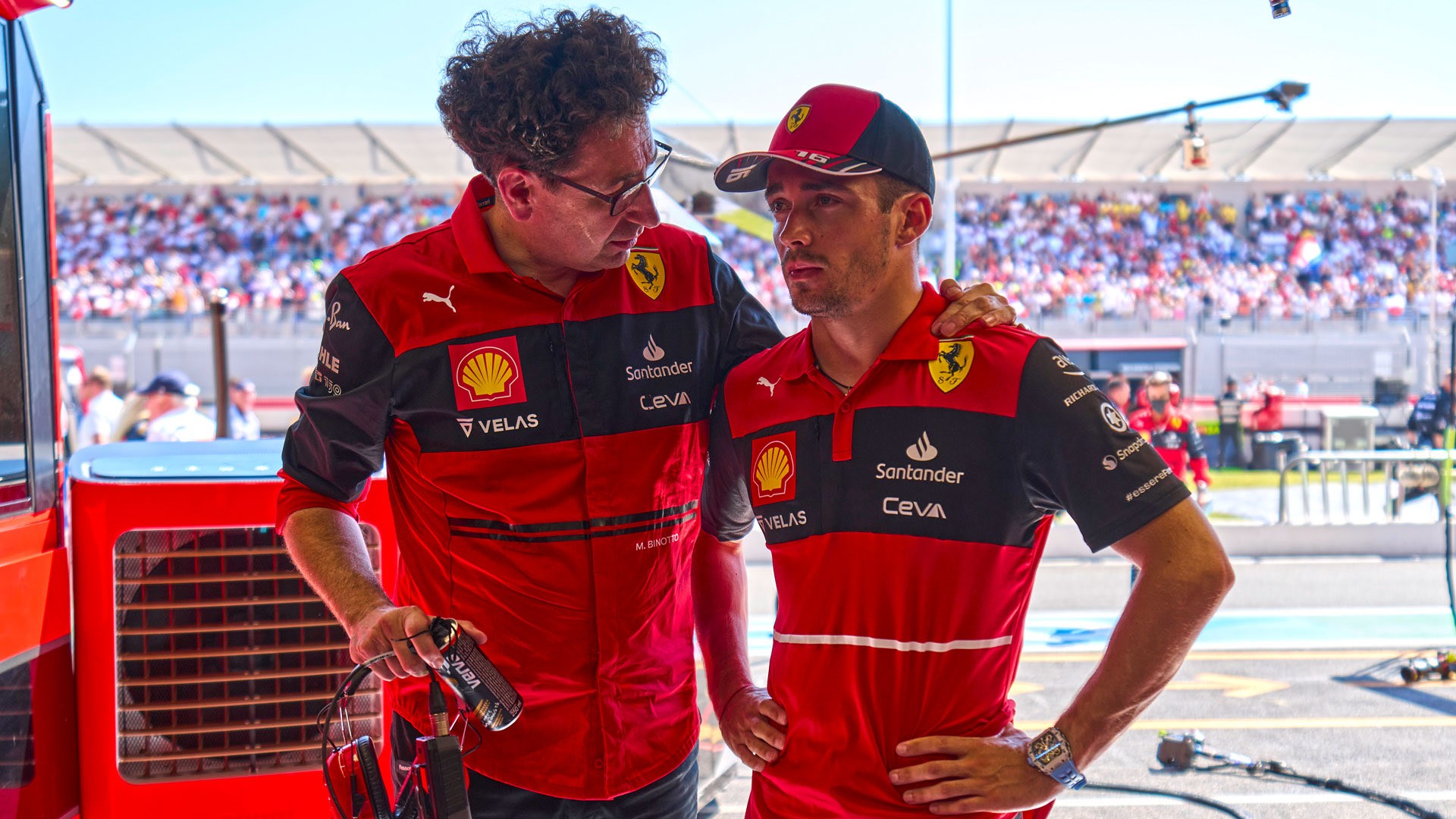 F1赛车赛事中曼联战胜对手成功退赛