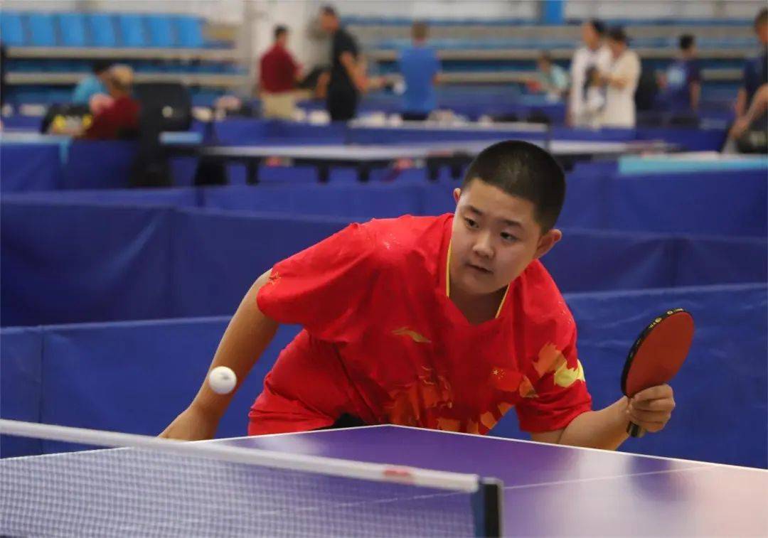 比赛中球员们冲刺争夺，全神贯注拼搏无悔