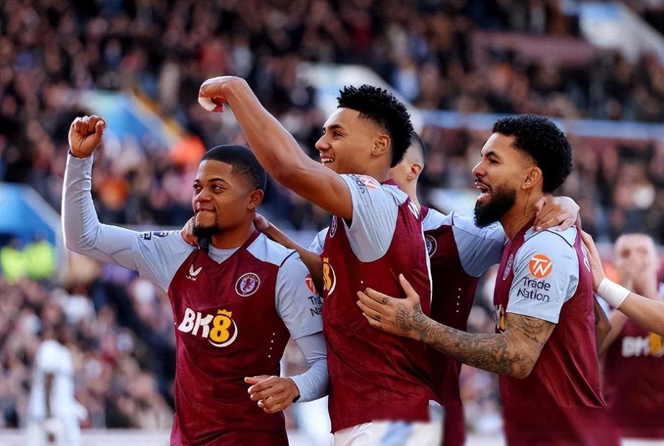 比赛中球员们冲刺争夺，全神贯注拼搏无悔