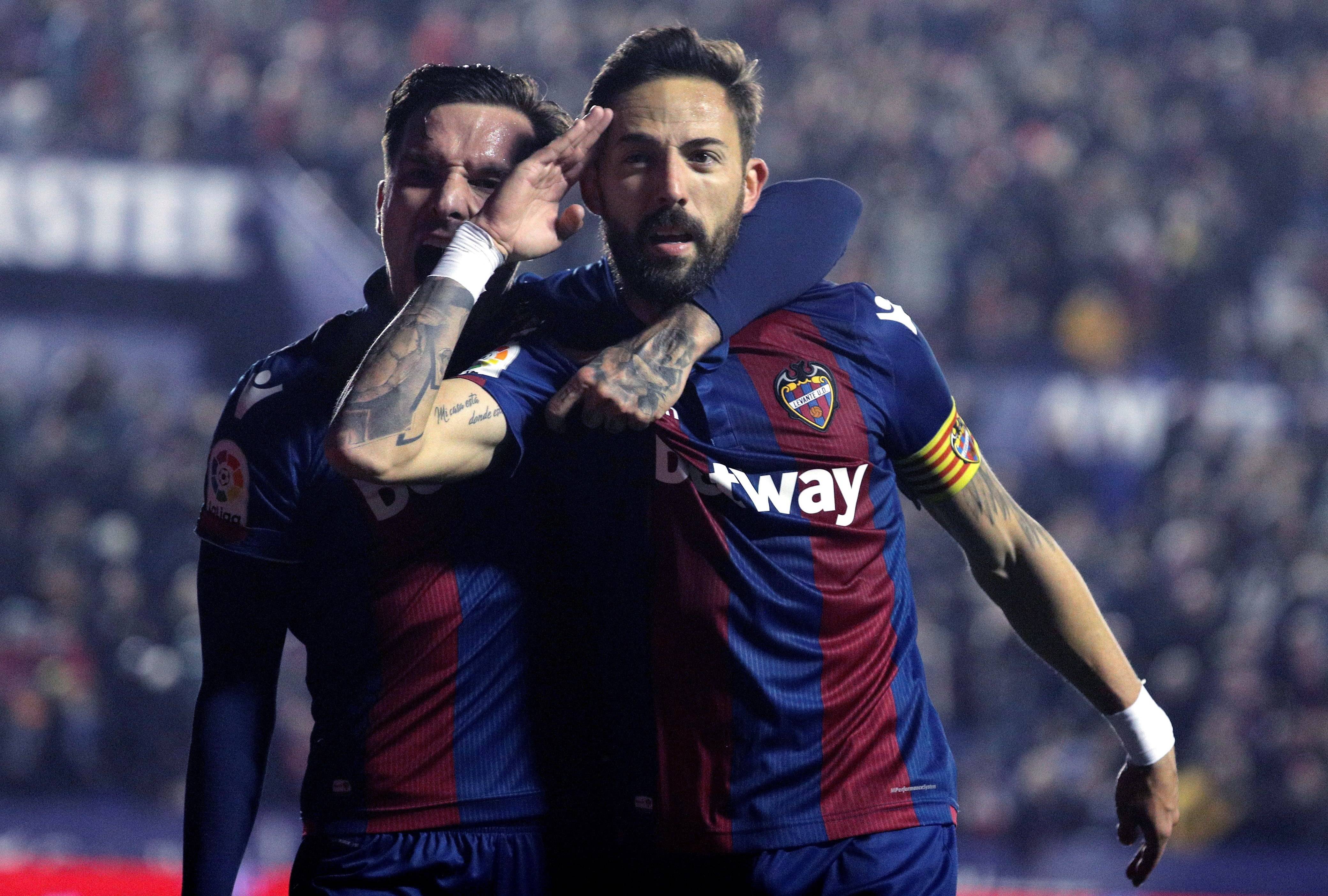 包含阿拉维斯遭遇主场失败，陷入保级泥潭!的词条