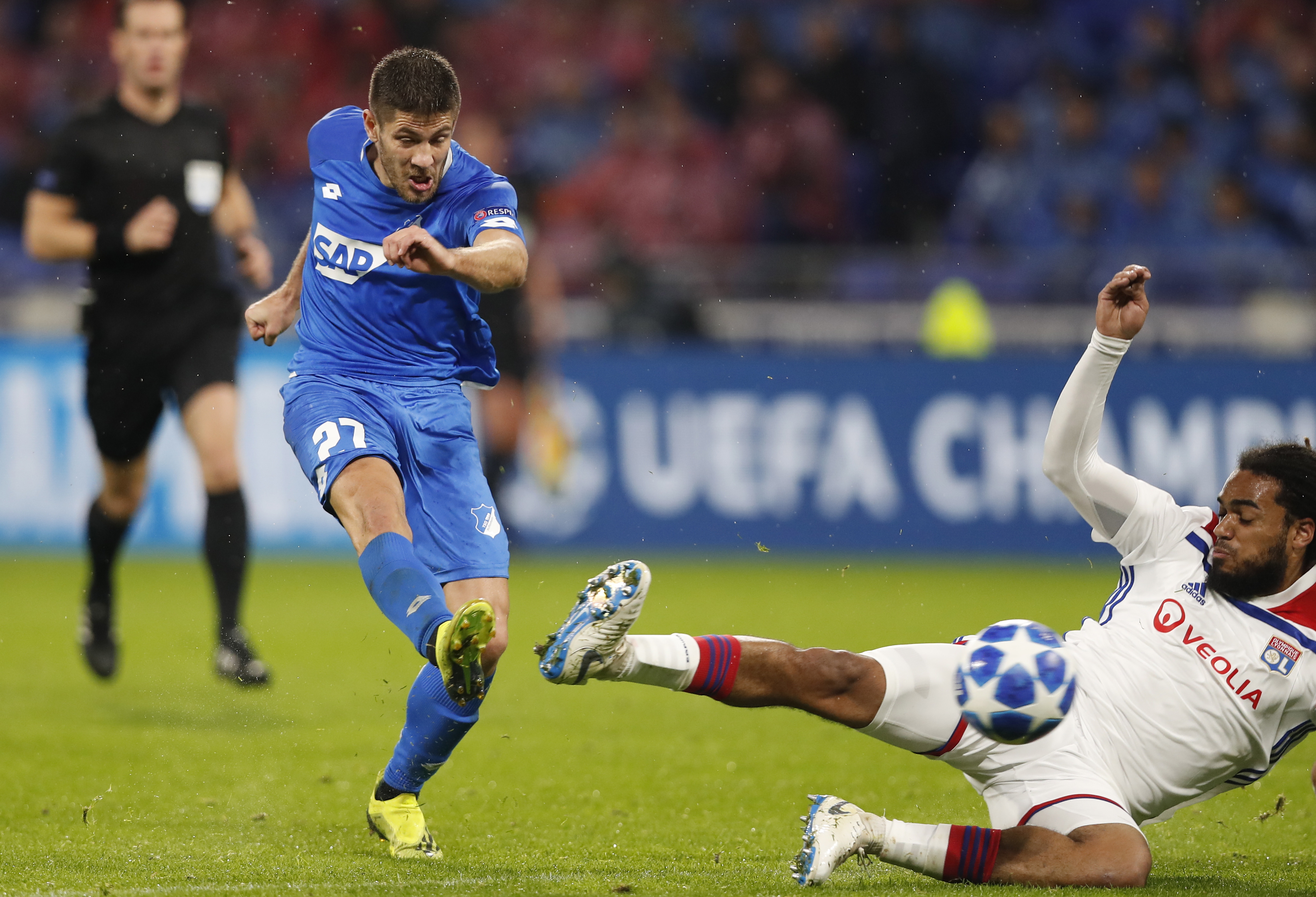 包含里昂客场战平，保持不败纪录的词条