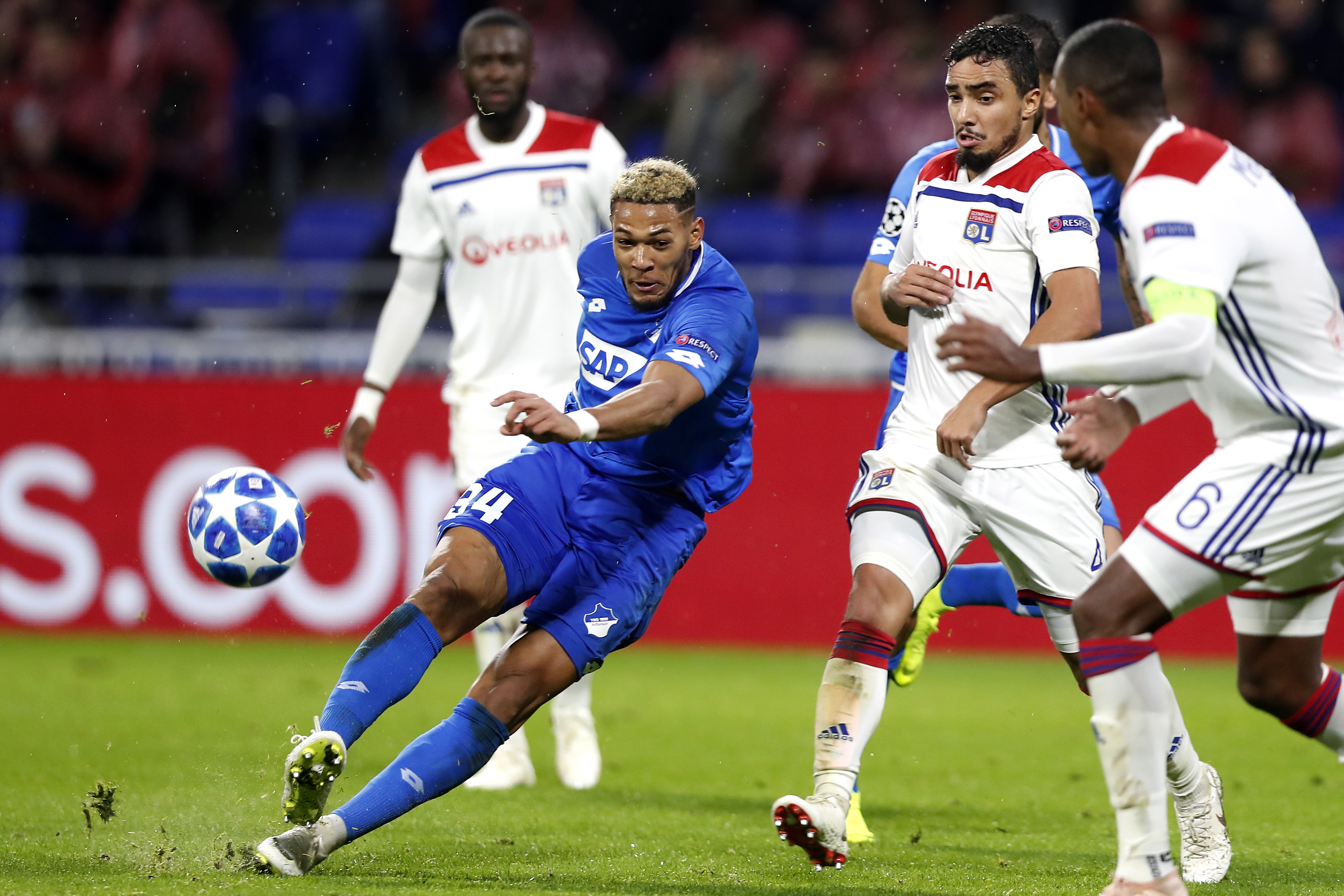 包含里昂客场战平，保持不败纪录的词条