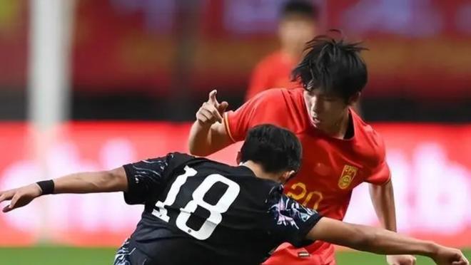 女子足球选手在比赛中展现出色战术