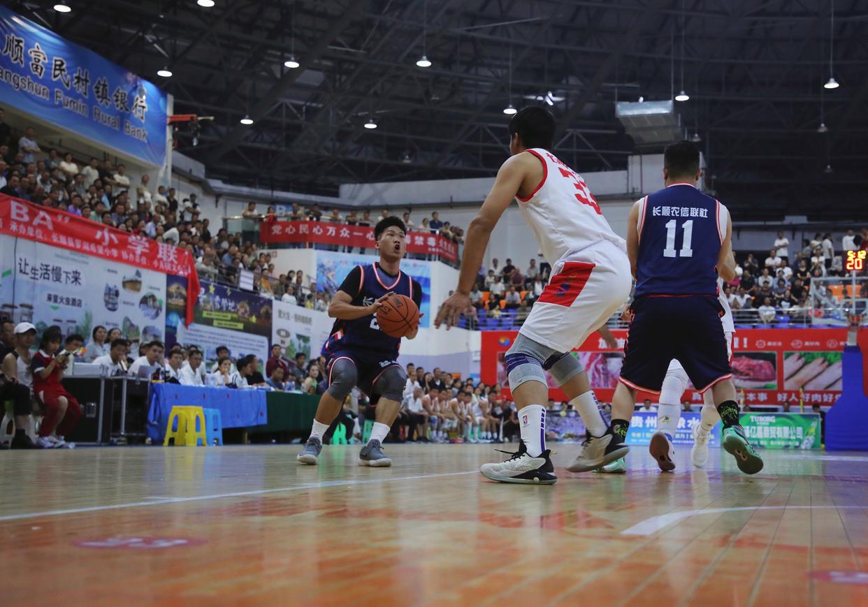 包含新一轮篮球比赛激战，球员们拼尽全力的词条