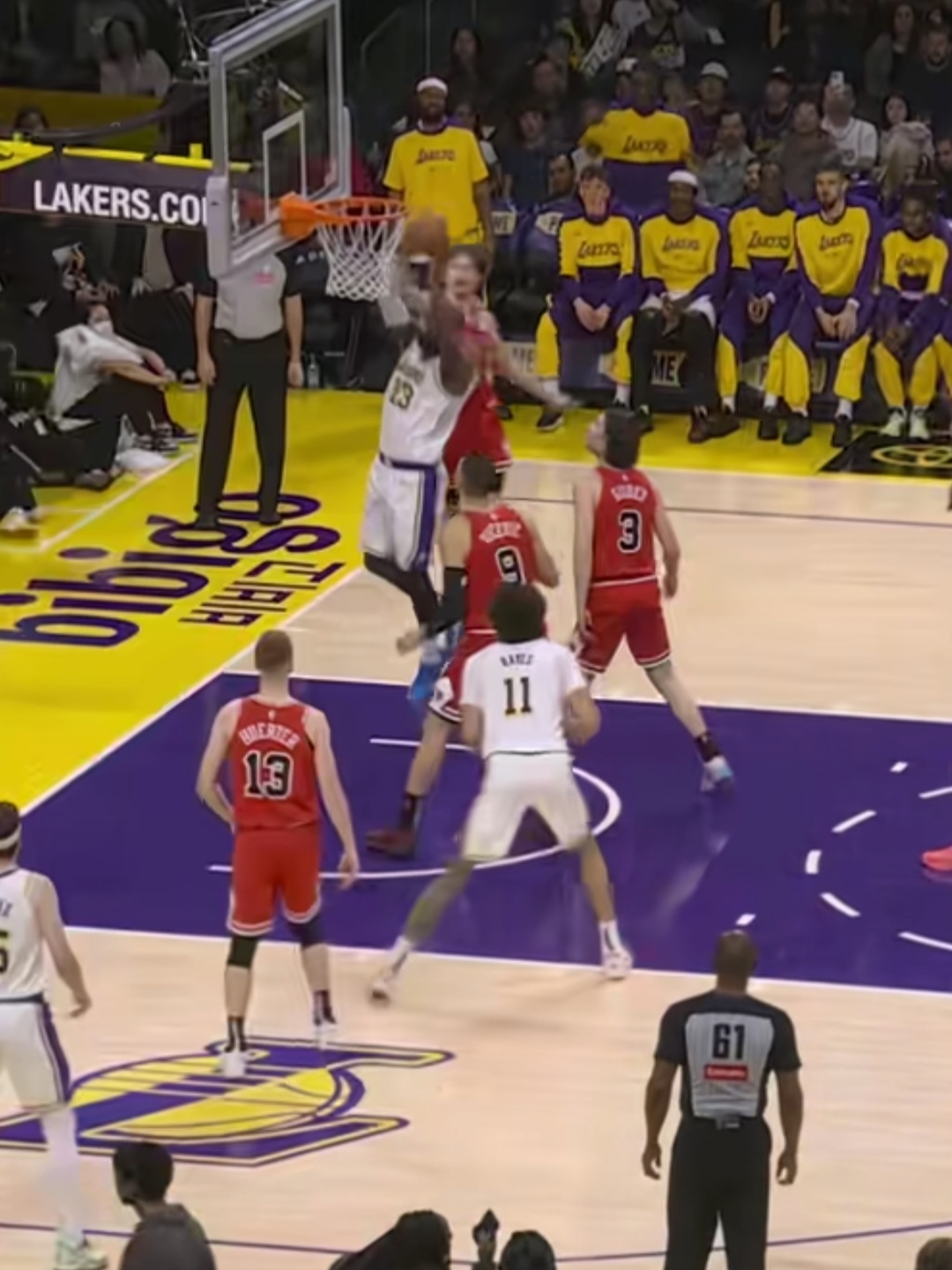 包含菲律宾男篮血洗加拿大男篮，詹姆斯送出助攻的词条