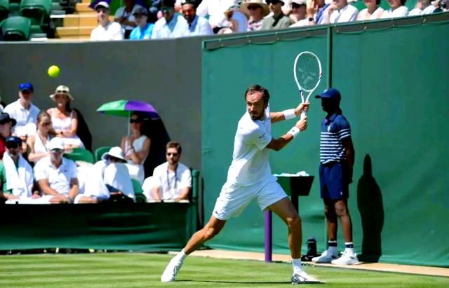 温网完胜年终总决赛,西西帕斯统治全场的简单介绍 温网完胜年终总决赛,西西帕斯统治全场的简单介绍