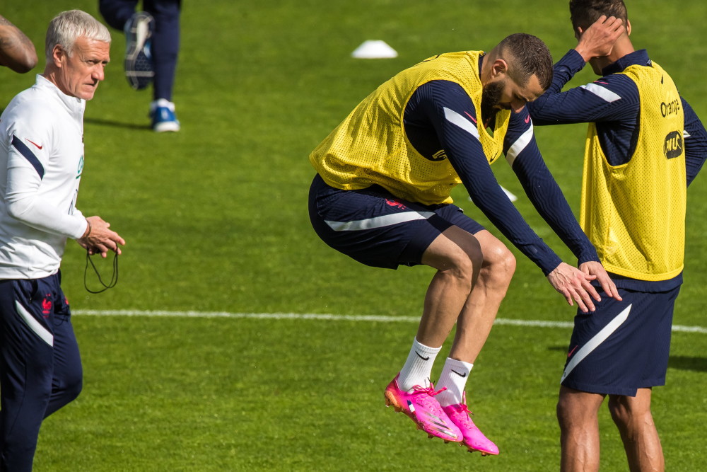 德国队鏖战法国队，安赛龙带队取胜