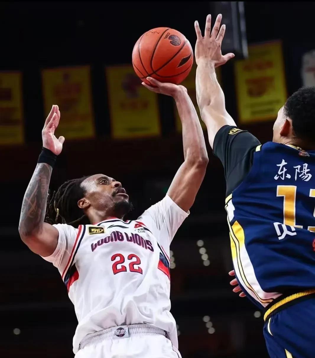 广东队完胜辽宁队，西亚卡姆点燃赛场